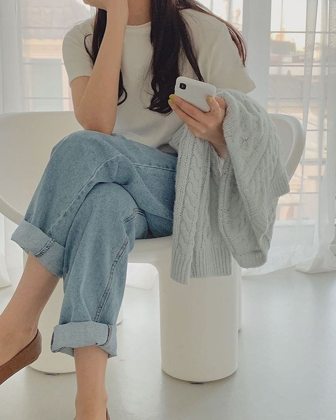 Team xanh pastel không nhất thiết phải thay mới cả tủ đồ đâu nhé, ví dụ với quần jeans xanh sáng và áo thun trắng, thêm cardigan xanh pastel là được luôn set đồ đơn sắc.