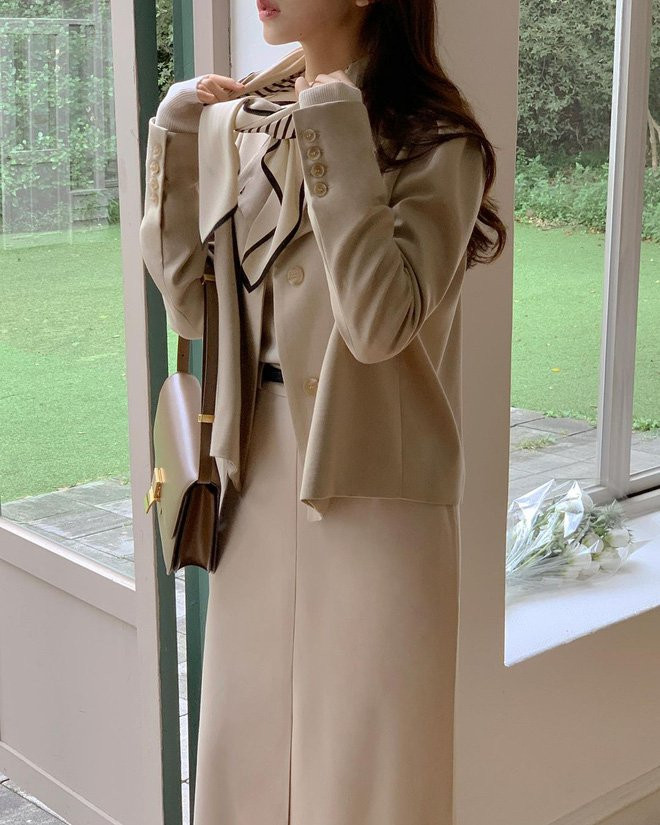 Bạn có thể thử sức với tông trà sữa theo hướng công sở, hợp với những cô nàng theo phong cách trưởng thành, kín đáo hay vẫn có thể học theo kiểu phối sơ mi trắng + váy yếm trẻ trung và hợp tuổi.