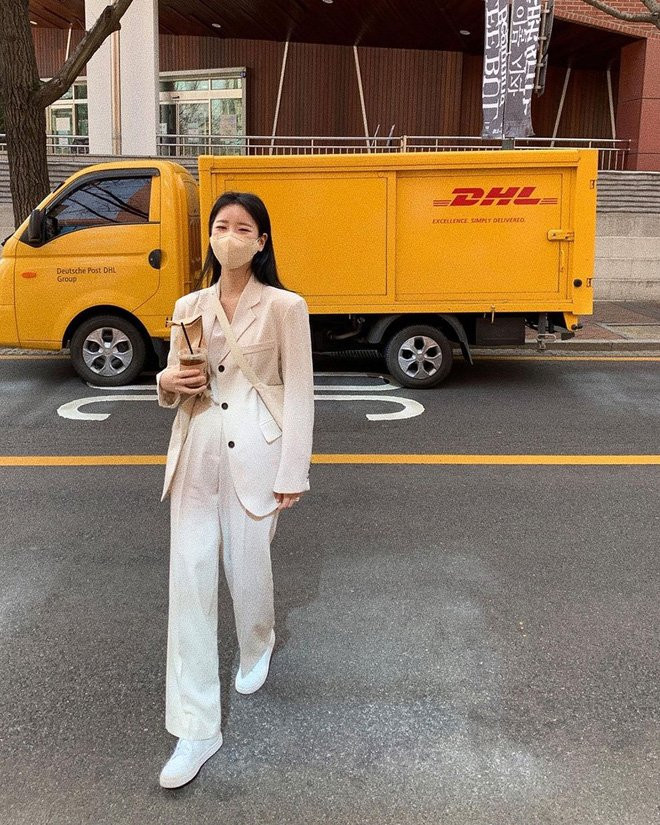 Nếu có điều kiện có thể mix cùng khi tách set đấy, còn nếu không thì bạn chỉ cần blazer rồi thêm áo trong, quần cùng màu. Blazer là một trong những must-have item cho mùa thu nên chớ có bỏ qua nhé. Màu này cũng khá phù hợp với ai thích phong cách giản đơn nhưng thanh lịch đấy.