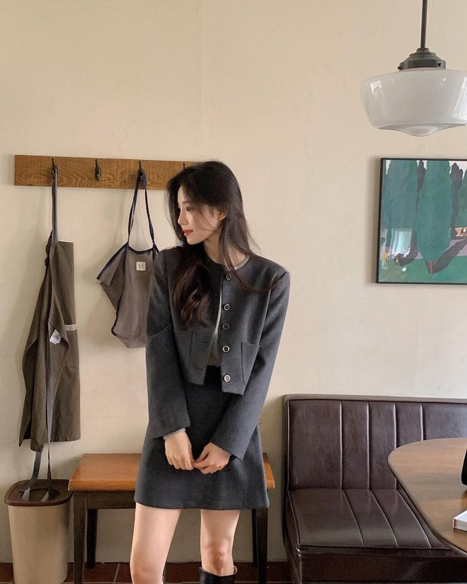 Nếu set áo khoác + quần tây ống rộng đem lại cảm giác ngầu ngầu, có chút gì đó phóng khoáng, mạnh mẽ thì set áo và chân váy nữ tính hơn, và nhớ đừng quên phụ kiện nhé, một chiếc túi cùng màu với outfit hoặc có màu đậm/nhạt hơn đều được, thêm trang sức màu vàng đồng là đẹp luôn.