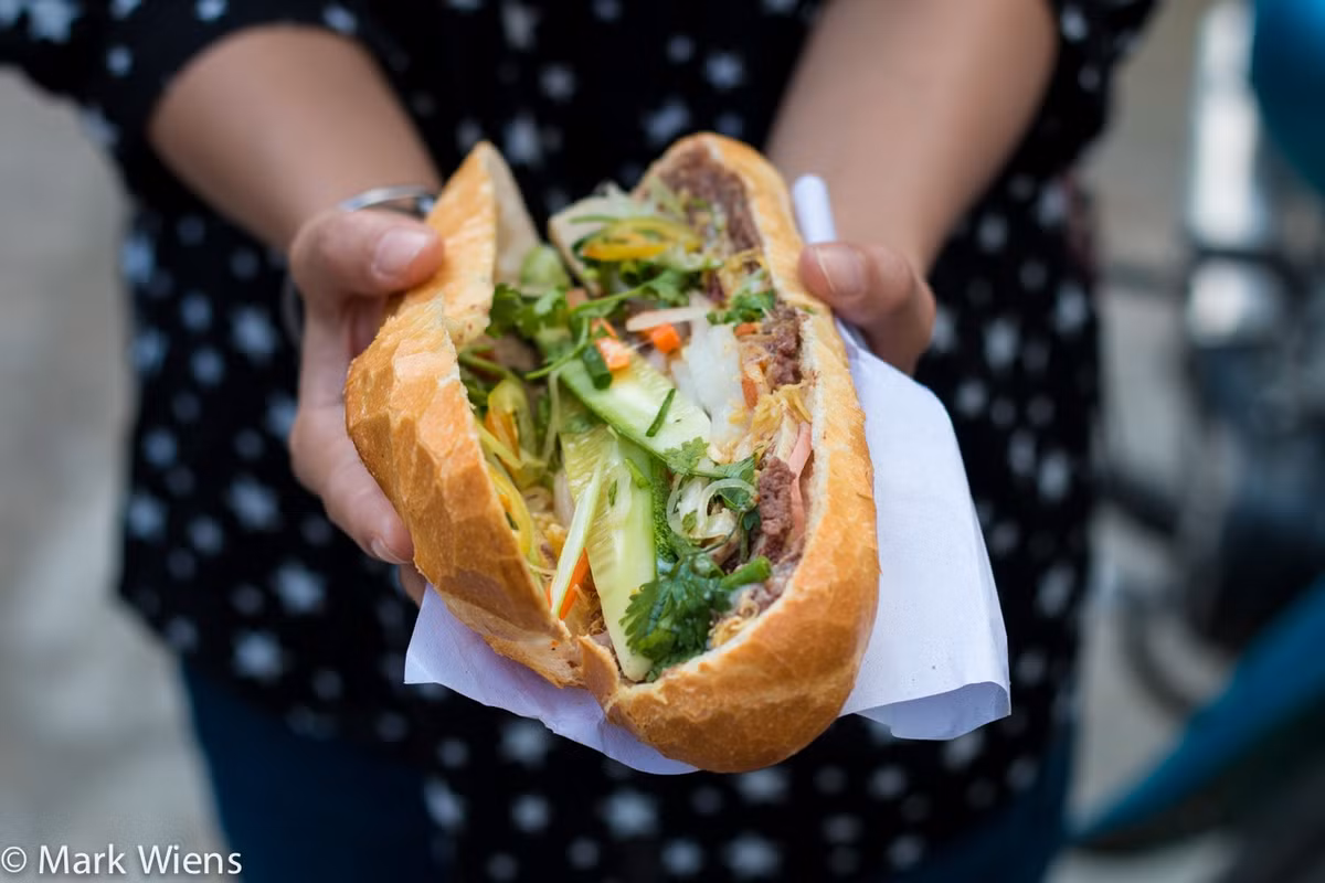  Bánh mì: Được lòng cả người dân địa phương và du khách quốc tế, bánh mì là biểu trưng hoàn hảo cho sự giao thoa và hài hòa trong ẩm thực TP.HCM. Trong lớp vỏ vàng ruộm, giòn tan và nóng hổi, bạn có thể chọn cho mình đủ loại nhân theo sở thích, từ pate, xá xíu đến trứng chả, thịt nướng... Ảnh: Mark Wiens.
