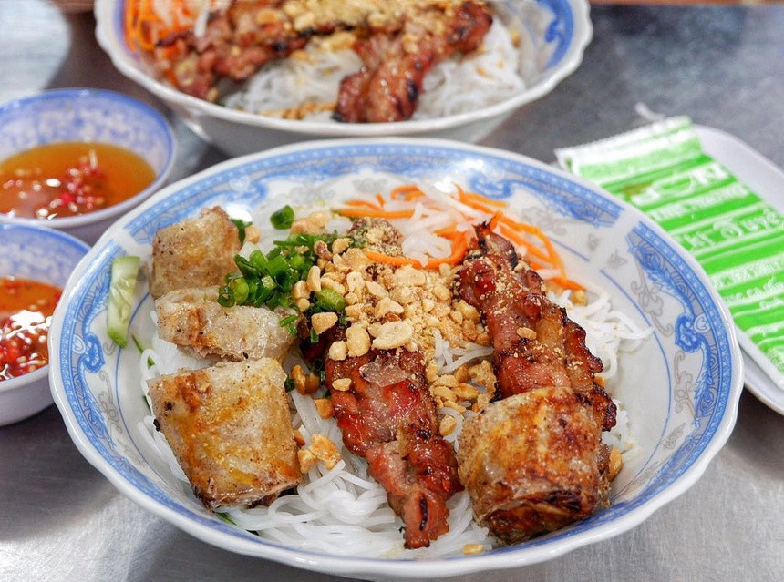  Bún thịt nướng: Nếu chán cơm, bún thịt nướng là một lựa chọn thay thế hoàn hảo. Miếng thịt được tẩm ướp đậm đà, nướng vừa chín tới ăn kèm bún tươi rưới nước mắm, mỡ hành, đậu phộng. Bạn có thể gọi thêm nem nướng, bò xào, rau sống, đồ chua... tùy sở thích. Ảnh: Chanlovefoods.