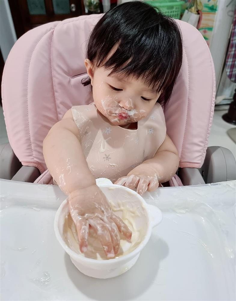 Con gai Dong Nhi an pho mai ma tuong... dap mat na