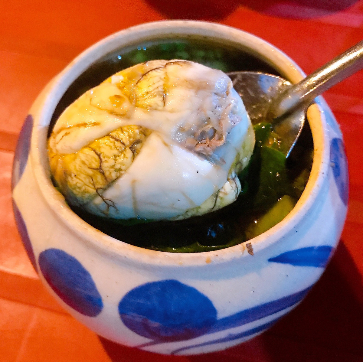 Thực khách Việt quen với cách thưởng thức hột vịt lộn cùng rau răm, muối tiêu chanh. Ngoài ra, vịt lộn xào me hay kết hợp trong cháo, bún, lẩu cũng là những gợi ý đáng thử. Ở Huế hay Đà Nẵng, kiểu trứng vịt lộn um bầu nóng hổi cũng được xem là một đặc sản. Món ăn đặc biệt kích thích vị giác vào ngày mưa, lạnh. Ảnh: Khánh Vân.