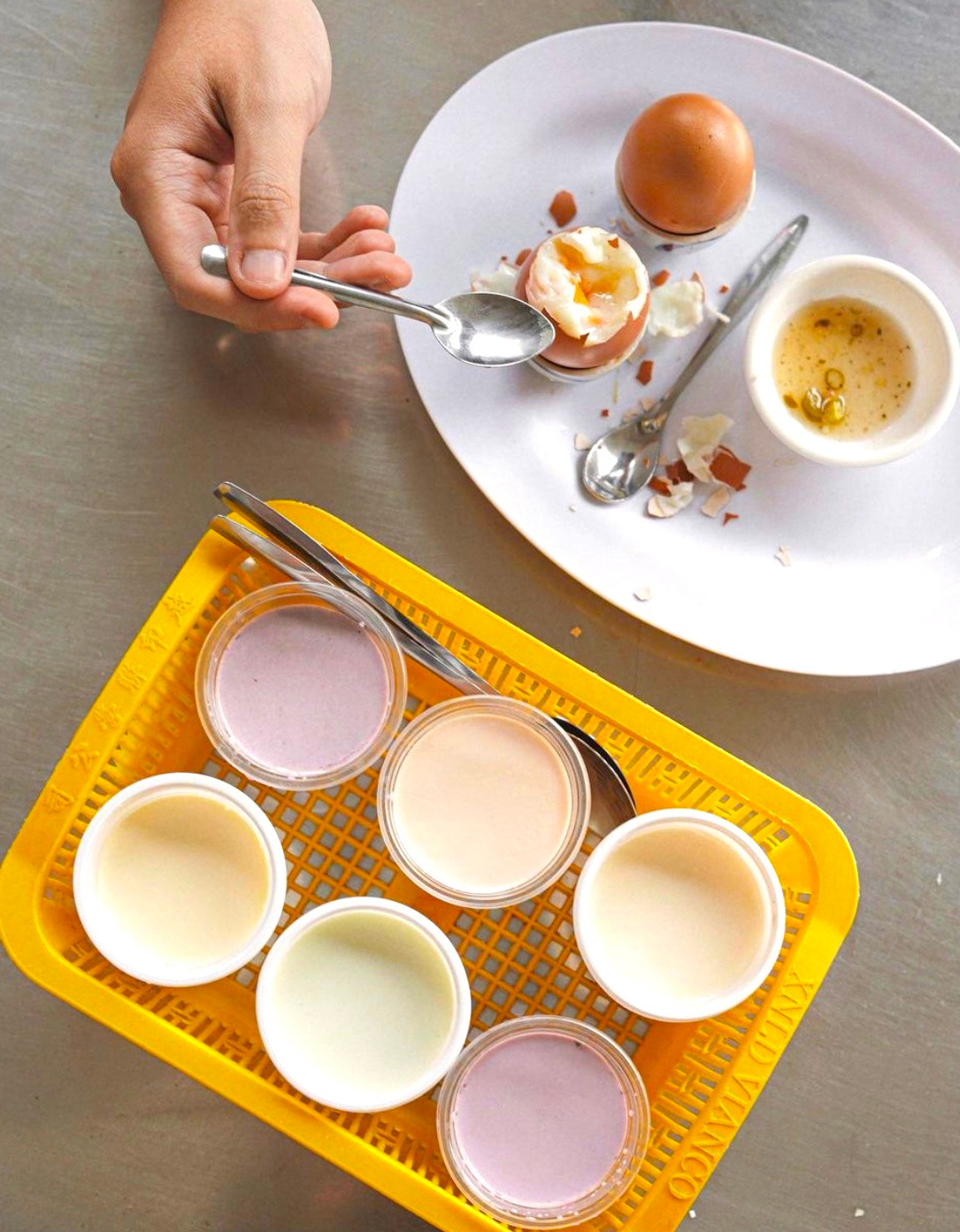 Trứng lòng đào và sữa chua là bộ đôi quen thuộc với tín đồ ẩm thực. Thực khách thưởng thức trứng kèm muối tiêu tắc hoặc nước mắm chua ngọt. Sữa chua mềm mịn, không quá ngọt là món tráng miệng lý tưởng sau khi nhâm nhi trứng. So với Vũng Tàu, sữa chua tại Đà Lạt đặc trưng hơn với vị phô mai và đa dạng như việt quất, chanh dây, dâu tây, lá dứa, trà xanh... Ảnh: 9493.corner.