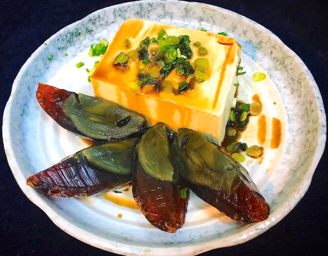 Trứng bắc thảo còn được gọi là trứng nghìn tuổi bởi công đoạn chế biến phức tạp. Những quả trứng gà, vịt hay chim cút được ngâm trong dung dịch gồm trà đen đặc, vôi, muối, tro gỗ... từ 7 tuần đến 5 tháng. Trứng thành phẩm có mùi amoniac đậm đặc khiến nhiều người phải cau mày khi thưởng thức. Tại Việt Nam, trứng bắc thảo thường được kết hợp trong món súp cua, cháo... đem đến hương vị bổ dưỡng. Ảnh: Pe_audia.