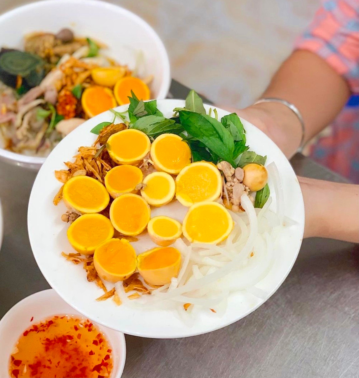 Bánh ướt lòng gà là một trong những hương vị được khách ưa chuộng ở Đà Lạt. Thành phần gồm bánh ướt mềm, thịt gà xé, trứng non, rau thơm, hành phi, hành tây... Với nguyên liệu đơn giản, món ngon này cũng nhanh chóng phổ biến ở nhiều địa phương. Ảnh: Mysteriousaigon.