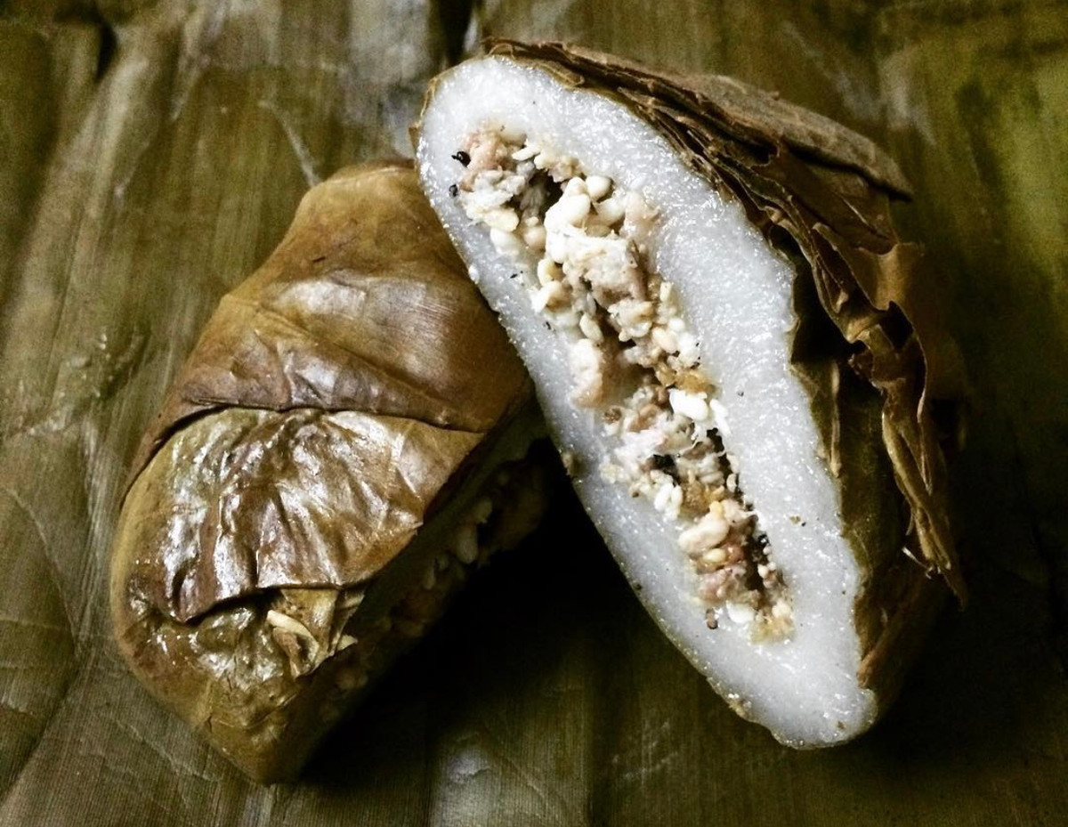 Bánh trứng kiến là đặc sản của dân tộc Tày, phổ biến ở Cao Bằng, Tuyên Quang. Bánh nổi bật với màu trắng, được làm từ gạo nếp nương dẻo mềm, đậm vị núi rừng. Nguyên liệu không thể thiếu là trứng non của kiến đen béo ngậy, giàu dưỡng chất. Lá non của cây vả bọc bên ngoài bánh. Ảnh: Thuydung16.