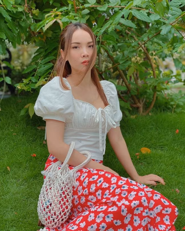 Muốn mặc chân váy họa tiết đẹp thì nên mix với áo blouse trắng như Yến Trang, tổng thể sẽ rất hài hòa mà không kém phần hút mắt, tươi trẻ.