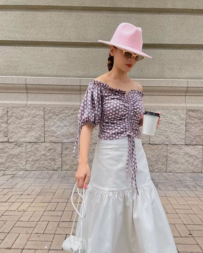 Ghim lại combo áo trễ vai tím nhạt + chân váy trắng của Yến Trang nhé. Combo này chắc chắn sẽ đem đến cho chị em vẻ ngoài trẻ trung, tươi tắn.