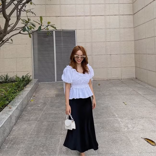 Áo blouse nhấn eo và chân váy suông là vô cùng hoàn hảo. Combo này sẽ cho hiệu quả hack dáng thon và cao ráo hẳn lên. tông màu đen trắng làm chủ đạo và chi tiết tay bồng sang chảnh.