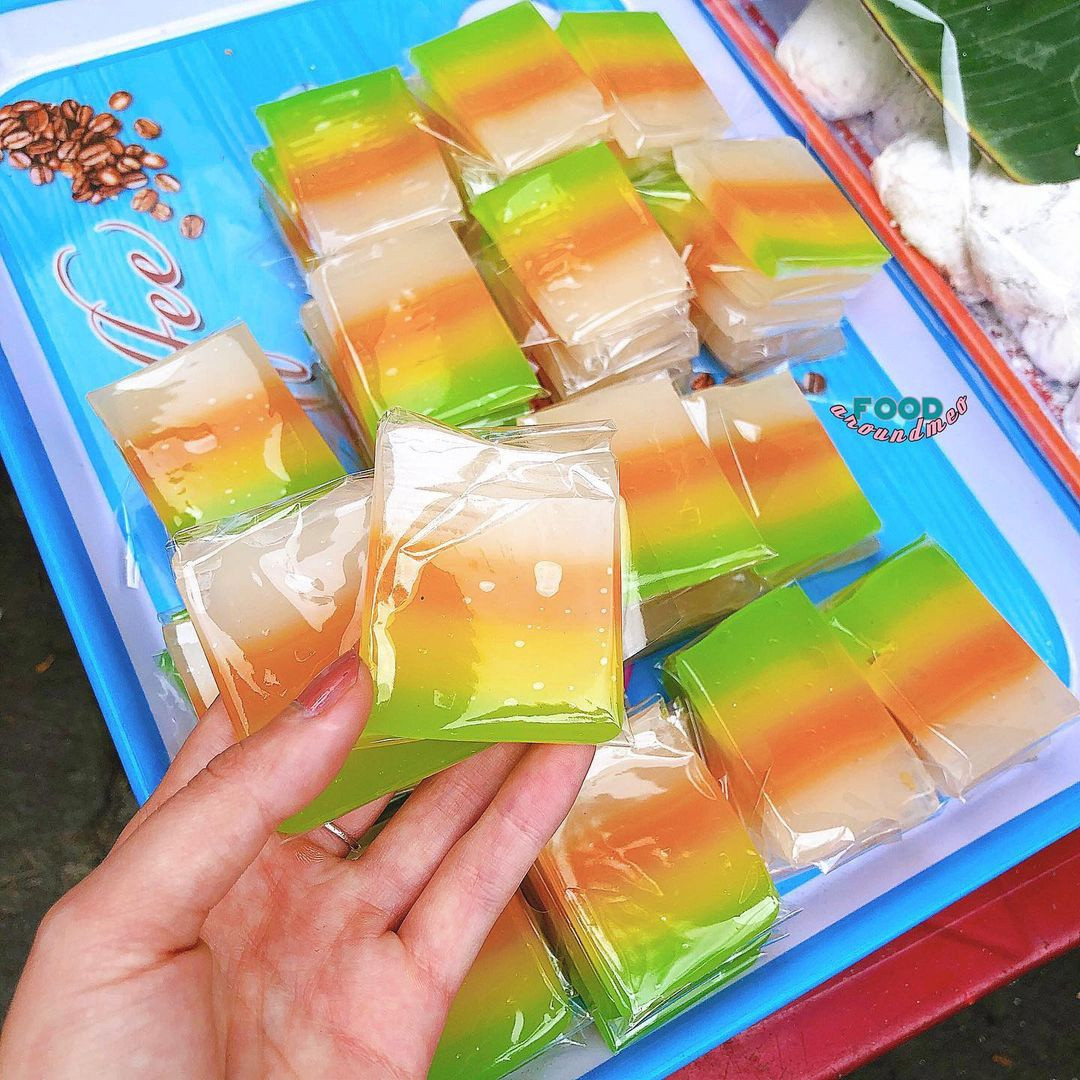 Bánh da lợn được bày bán khá phổ biến ở phố cổ Hội An, thu hút du khách thưởng thức bởi hương vị thơm ngon, dẻo dai, beo béo đặc trưng. Món bánh này thường được xắt miếng mỏng vuông vức vừa ăn, với 4 lớp màu chồng lên nhau là xanh lá, vàng, đỏ cam, trắng, không giống món bánh da lợn ở miền Tây. Chính vì có màu sắc bắt mắt, nhiều du khách cũng gọi vui đây là "bánh cầu vồng". Ảnh: Food.around.meo.