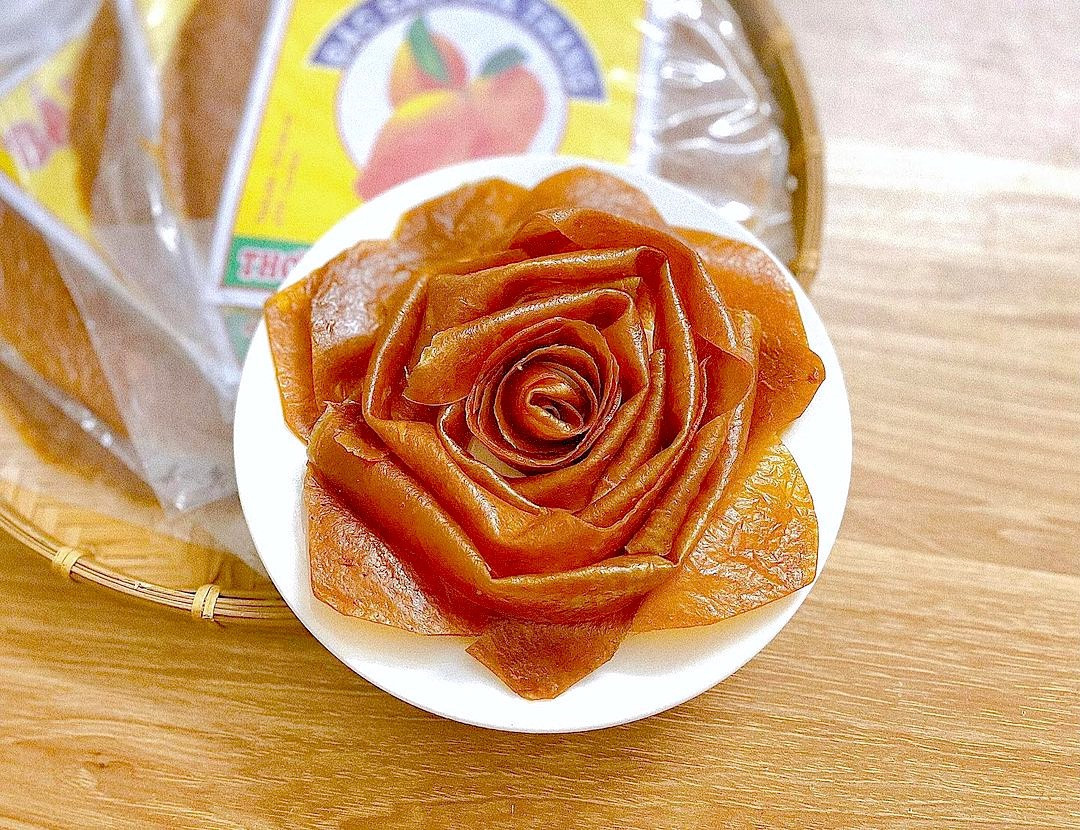 Bánh xoài Nha Trang có độ deo dẻo đặc trưng, khi ăn tạo cảm giác dính miệng, nổi bật màu vàng mật, hương vị chua chua, ngọt ngọt hấp dẫn. Người ta dùng những quả xoài chín, bỏ hạt, lấy cơm xoài xay nhuyễn rồi nấu lên cho đến khi sệt lại, tráng hỗn hợp "nước xoài" này như bánh tráng và đem phơi, sấy. Ảnh: Nhacuanang_.