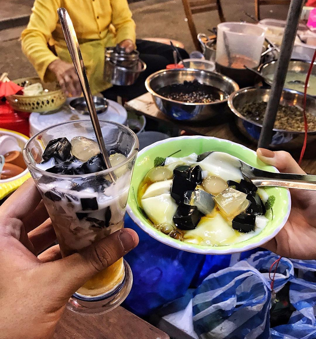 Đi dạo phố cổ Hội An, nhiều du khách không quên thưởng thức các món ngọt dân dã mà hấp dẫn ở đây. Bạn có thể lựa chọn chè mè đen (chí mà phù), chè đậu xanh (lục tàu xá), chè đậu ván, chè hạt sen, chè bắp, xoa xoa, tào phớ... tùy ý thích. Ảnh: Nguyenfoodalic.