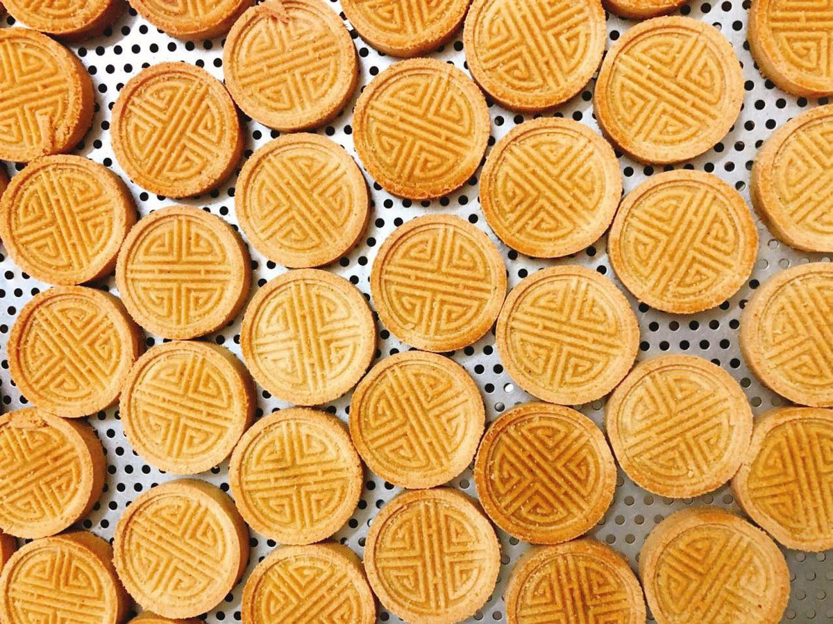 Bánh đậu xanh Hội An thường có hình đồng tiền với hoa văn xinh xắn. Bánh cũng làm từ đậu xanh, đường... song lại có thêm nhân là thịt mỡ heo rán vừa lửa, thơm ngậy, tạo nên điểm nhấn đặc biệt cho món ăn. Bánh đậu xanh Hội An có độ chắc, giòn rất khác với bánh đậu xanh Hải Dương. Ảnh: Banhdauxanhbonghoian.