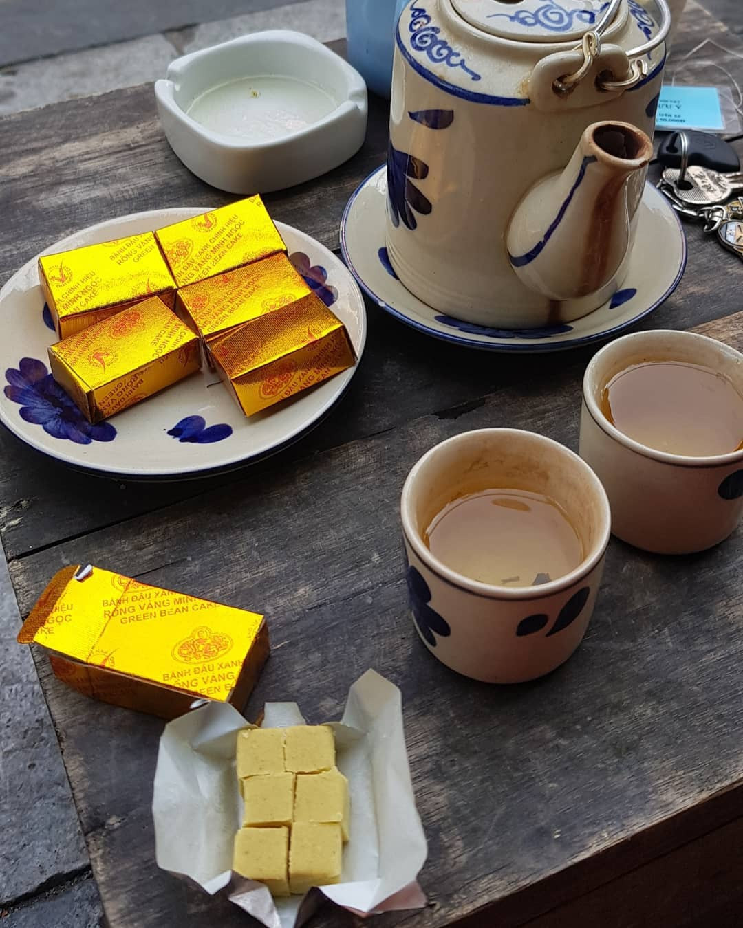 Bánh đậu xanh là đặc sản nổi tiếng của Hải Dương, được nhiều người chuộng để biếu tặng, làm quà... Món ăn này được làm từ đậu xanh, đường, mỡ lợn hoặc dầu ăn, tạo hình khối vuông vức, đều tăm tắp, gói giấy bạc để bảo quản tốt hơn. Bánh đậu xanh Hải Dương ngọt ngào, bùi bùi, beo béo, mềm mịn như tan ngay trong miệng khi vừa nếm, thích hợp để thưởng thức cùng chè xanh hay trà tàu. Ảnh: Tquynh.