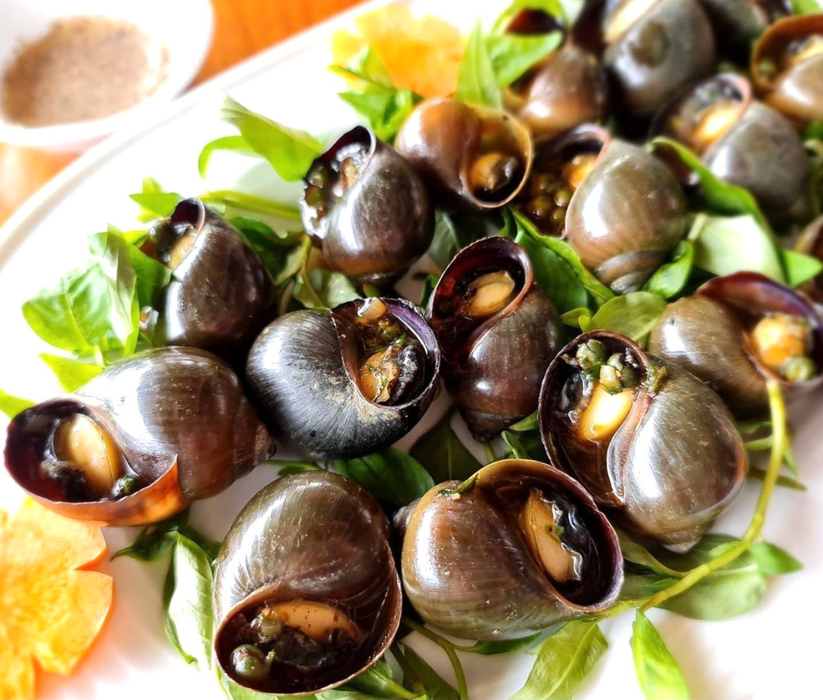 Từ những con ốc bươu giòn béo, người ta làm sạch, luộc sơ rồi bỏ lên lửa than nướng, rưới thêm nước mắm, tiêu và bột ngọt. Món ăn được thưởng thức kèm tiêu xanh và rau răm tạo hương vị chua, cay hấp dẫn. Đặc sản này gắn liền với vùng đất Tây Đô. Ảnh: David.gakowski.