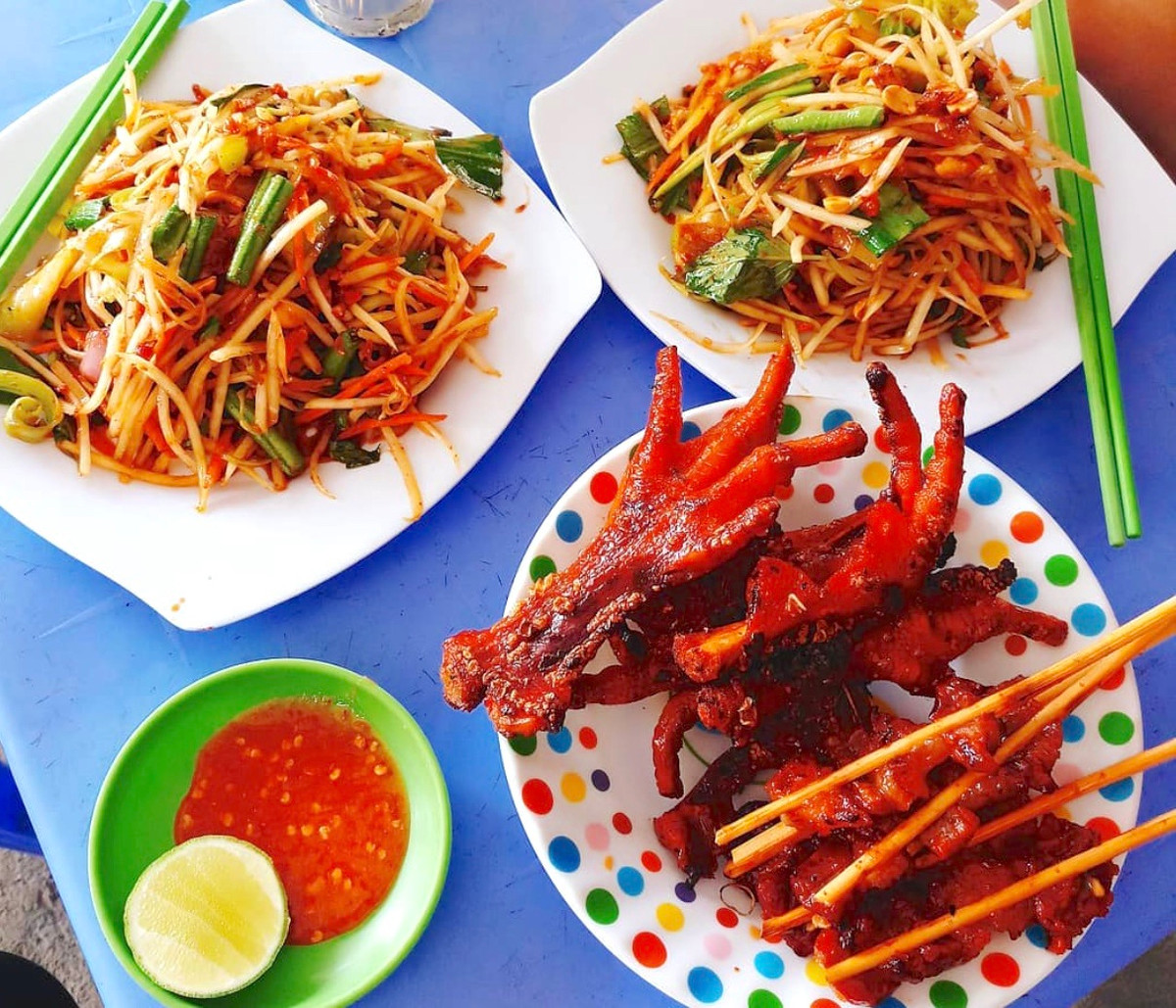 Kiểu xiên que thịt bò xắt mỏng, hơi lẫn nhiều mỡ, ướp ngũ vị hương rồi nướng chín thơm lừng cũng phổ biến trong ẩm thực vùng Tri Tôn. Món ăn thường được phục vụ kèm đu đủ đâm, một đặc sản có nguồn gốc từ Campuchia, do người Khmer tạo ra. Ảnh: Quanngo_256.