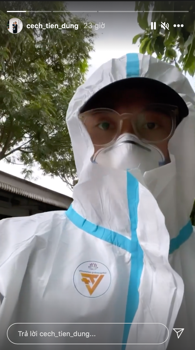 Bui Tien Dung ngoi xe sang di trao qua cho nguoi dan kho khan-Hinh-2