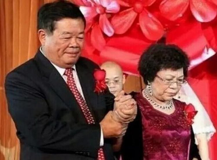 Muon li hon theo gai tre, ty phu run ray khi vo mu chu noi mot cau...-Hinh-2