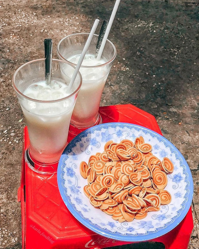 br/> Bánh tai heo có dạng lát mỏng, tròn, hơi cong cong vểnh vểnh, hình thù giống cái tai con heo nên được gọi là bánh tai heo. Để bánh thành phẩm có những đường sọc xoáy tròn đan xen, người ta chia bột làm hai phần với hai màu khác nhau, cán mỏng bột, xếp các lớp bột xen kẽ rồi cuộn lại thành hình trụ, cắt ngang hình trụ sẽ cho ra những lát bột mỏng như ý. Ảnh: Karla.foodblog.