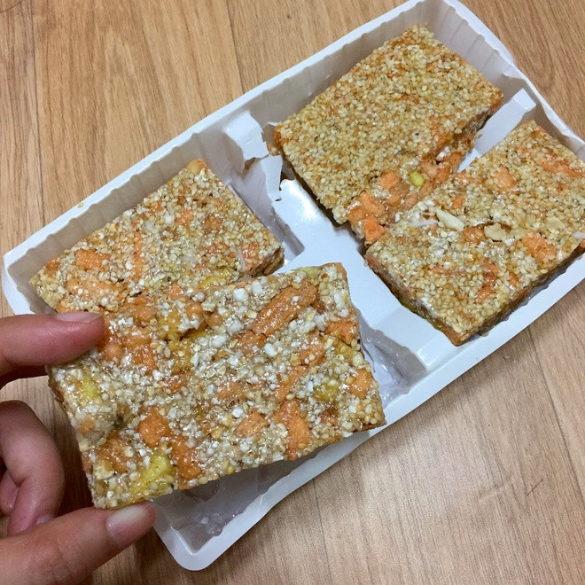 br/> Bánh cáy làng Nguyễn là đặc sản "tiến vua" ở xã Nguyên Xá, huyện Đông Hưng, tỉnh Thái Bình. Nguyên liệu làm bánh gồm gạo nếp, vừng, lạc, mỡ lợn, gấc, vỏ quýt, cà rốt, mật mía... Người ta cho rằng gọi là bánh cáy vì món ăn trông giống trứng con cáy, loài vật khá giống cua nhưng kích thước nhỏ hơn nhiều, thường sống ở vùng bờ bãi nước lợ. Ảnh: Tran.tran.tran.