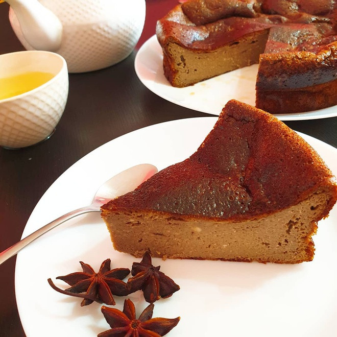 br/> Miền Tây có món bánh gan, không phải vì thành phần nguyên liệu có sử dụng gan heo, mà có lẽ do hình dáng bánh với màu nâu sẫm đặc trưng, kết cấu bánh khi cắt ra trông như miếng gan heo với những lỗ nhỏ li ti trên bề mặt. Bánh gan được làm từ trứng vịt, dừa khô, tai vị (hoa hồi), đường, ca cao... có vị thơm ngon, béo ngậy. Ảnh: Pomxipum.