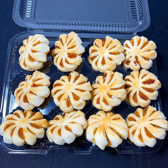 br/> Kiên Giang có món bánh hoa mai nhân khóm hấp dẫn, về hình dáng thì trông như những bông hoa mai xinh xắn trong ngày Tết ở miền Nam, còn hương vị thì nổi bật vị chua chua ngọt ngọt của khóm, được sên lên như mứt. Vùng đất Châu Thành ở Kiên Giang vốn nổi tiếng với đặc sản khóm Tắc Cậu, có thể thưởng thức bằng nhiều cách, trong đó có món bánh hoa mai. Ảnh: Stacyfoodvn.