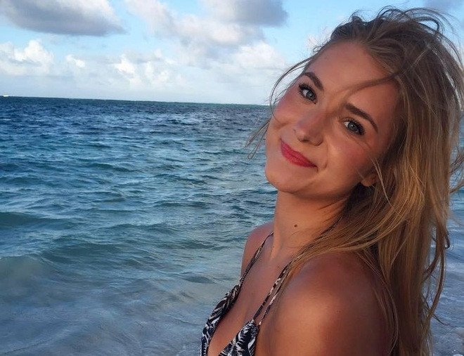 Không chỉ có năng khiếu thể thao, kiếm sĩ Adrienne Jarocki còn là một cô gái thông minh từng học tại đại học Harvard, nước Mỹ. Đặc biệt, Jarocki còn được công chúng Mỹ ngưỡng mộ bởi gương mặt xinh đẹp cùng thân hình nóng bỏng, quyến rũ.