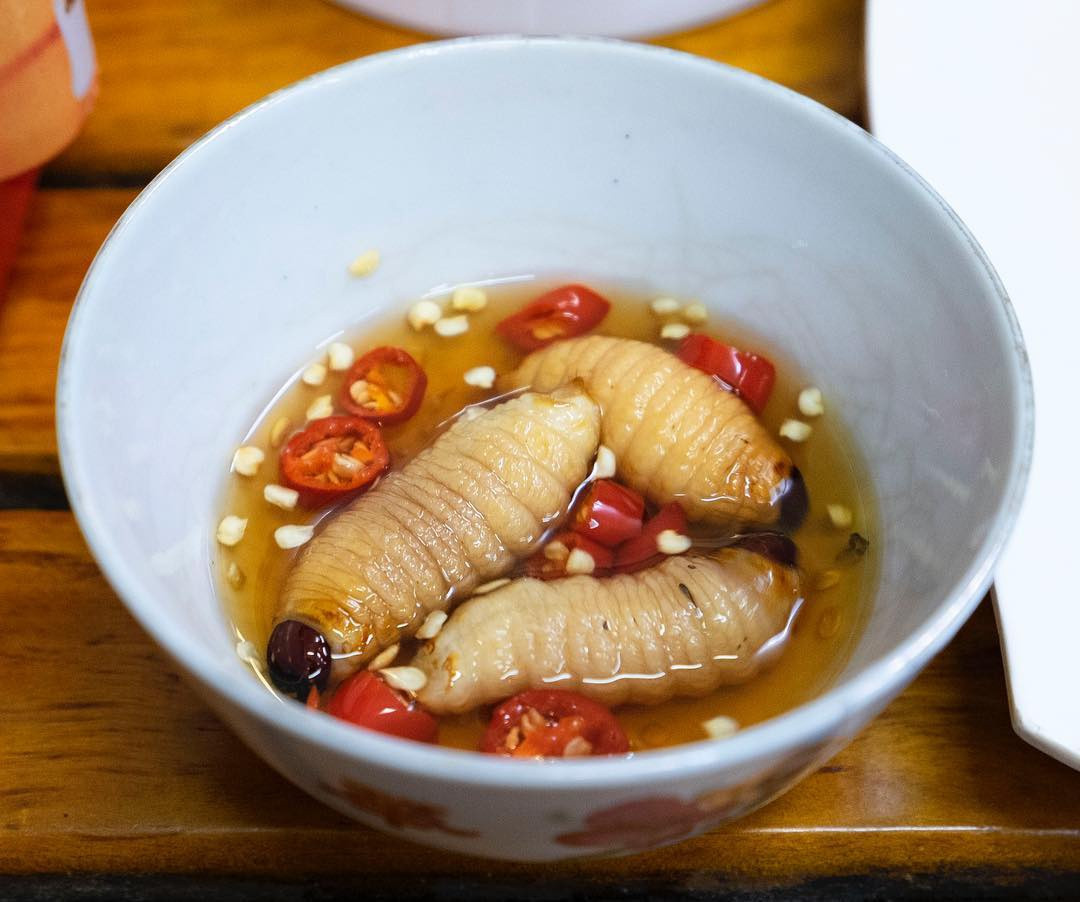 Đuông dừa, món ăn nổi tiếng miền Tây có nhiều cách thưởng thức, phổ biến nhất là chấm ngập trong nước mắm ớt và ăn sống. Đuông dừa tươi béo ngậy, kết hợp với nước mắm mặn, cay sẽ kích thích vị giác của bạn. Tuy nhiên, đây cũng là món ăn kinh dị với nhiều người, đặc biệt là khách Tây. Ảnh: Truongminhhieu1111.