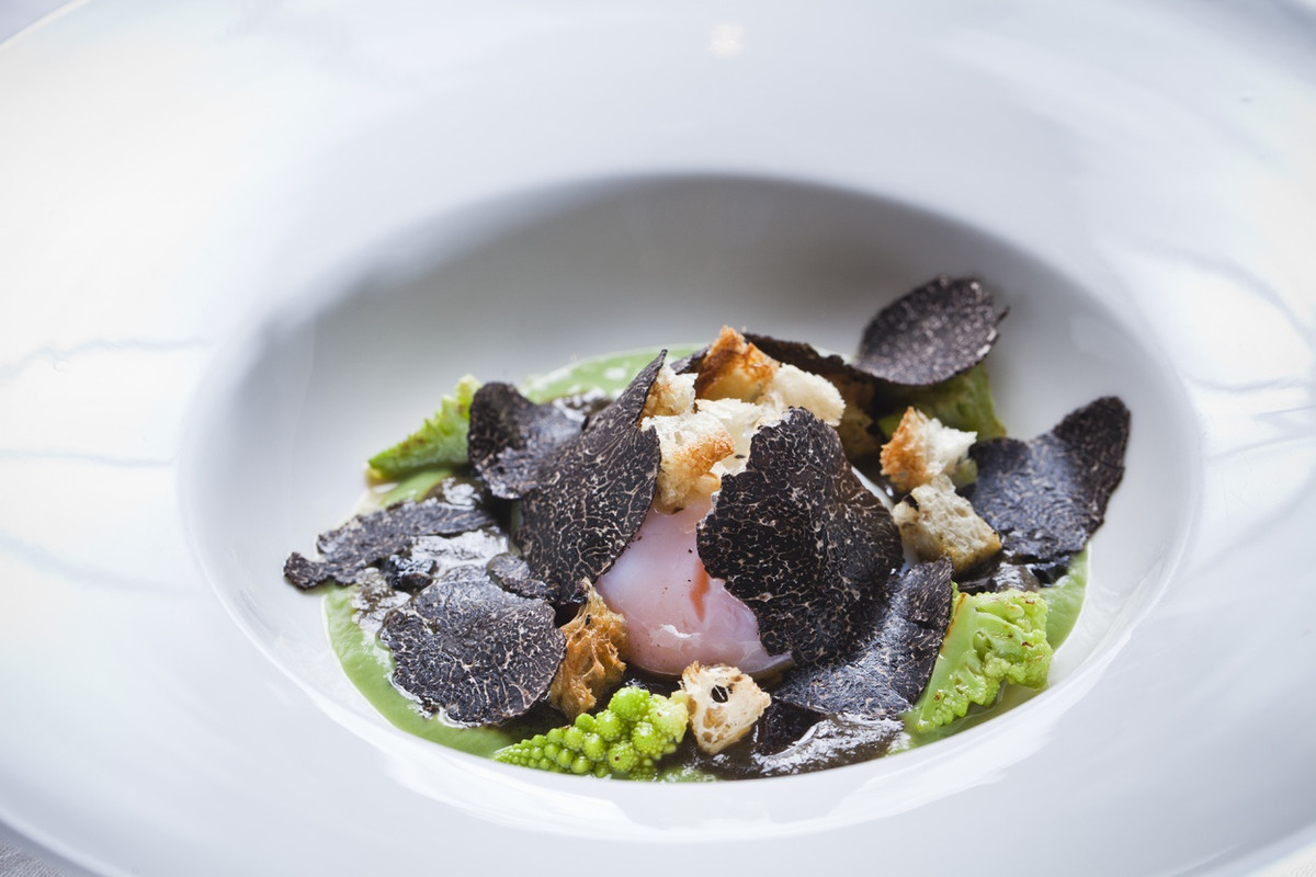  Nấm truffle đen: Loại nấm đắt đỏ này có chứa androstenol, một tiết tố tự nhiên được cho là có thể tăng ham muốn ở nam giới theo một số nghiên cứu. Nấm thường được bào mỏng và rắc lên các món ăn khác để tăng hương vị thơm ngon. Ảnh: Four-magazine.