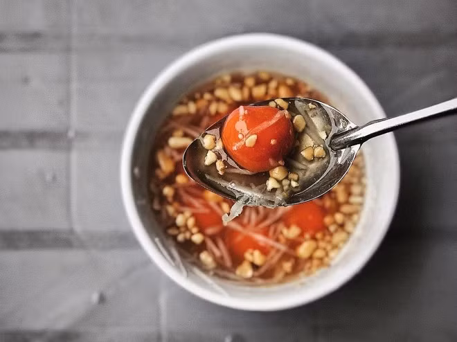 br/> Cao Bằng có xôi trám, bánh coóng phù nằm trong danh sách 100 món ăn đặc sản Việt Nam 2020-2021 do Tổ chức Kỷ lục Việt Nam và Tổ chức Top Việt Nam công bố. Xôi trám dẻo thơm, bùi ngậy, làm từ trám đen chín mọng, om mềm, trộn với xôi đã đồ chín. Bánh coóng phù tựa như bánh trôi, được làm từ bột gạo nếp pha gạo tẻ, dẻo thơm, có thể không nhân hoặc có nhân gồm đường, lạc, vừng... Ảnh: Permanently_shutdown.