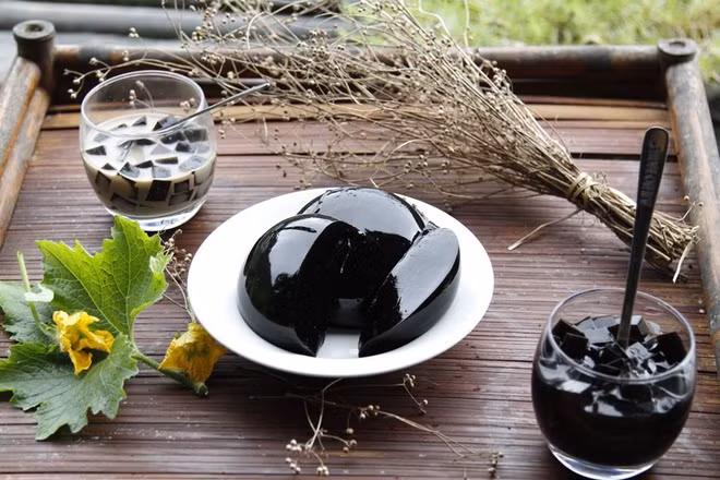 br/> Huyện Thạch An nằm ở phía đông nam tỉnh Cao Bằng, nổi tiếng với đặc sản thạch đen. Vùng đất này có điều kiện thổ nhưỡng, khí hậu phù hợp để trồng nhiều cây thạch đen, còn gọi là cây sương sáo. Người ta dùng lá cây thạch đen nấu ra món thạch đen theo lối thủ công, cho thành phẩm có màu đen bóng tự nhiên, hương vị thơm nhẹ, thanh mát. Ảnh: Trung Nguyên/CaobangTourism.