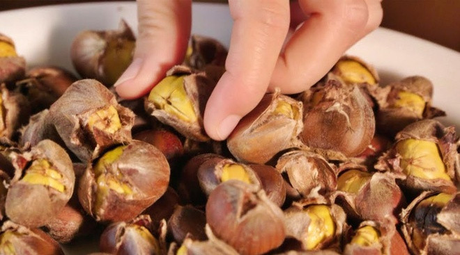 br/> Năm 2011, Cục Sở hữu trí tuệ cấp giấy chứng nhận đăng ký chỉ dẫn địa lý số 00026 cho sản phẩm hạt dẻ Trùng Khánh của Cao Bằng. UBND huyện Trùng Khánh là cơ quan quản lý chỉ dẫn địa lý này. Theo tư liệu của Cục Sở hữu trí tuệ, hạt dẻ Trùng Khánh còn được gọi là mác lịch, to gấp 5-6 lần hạt dẻ rừng, vỏ hạt màu nâu sẫm, rất bóng, trên vỏ có lớp lông tơ màu trắng nhạt, vỏ lụa mỏng, dễ bóc, nhân hạt màu vàng tơ, bùi và thơm ngậy... Ảnh: Nông Nghiệp Sạch.