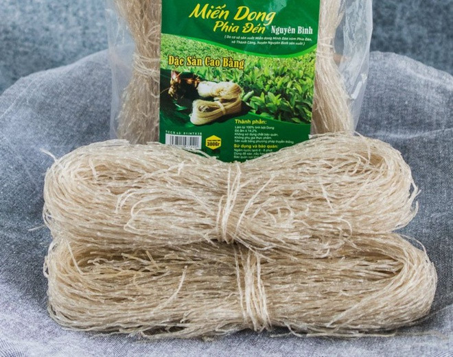 br/> Miến dong Phia Đén là đặc sản của huyện Nguyên Bình, nằm về phía nam tỉnh Cao Bằng. Từ tinh bột của củ dong riềng, người ta phải qua quy trình cầu kỳ mới làm ra sợi miến có màu hơi đen hoặc ngà đục, là màu sắc tự nhiên của bột khi làm chín. Miến dong Phia Đén nấu lên có độ mềm, trong, không bị dính, nát, có thể chế biến với thịt gà, mộc nhĩ, nấm hương, hành hoa... Ảnh: Farmers Market.