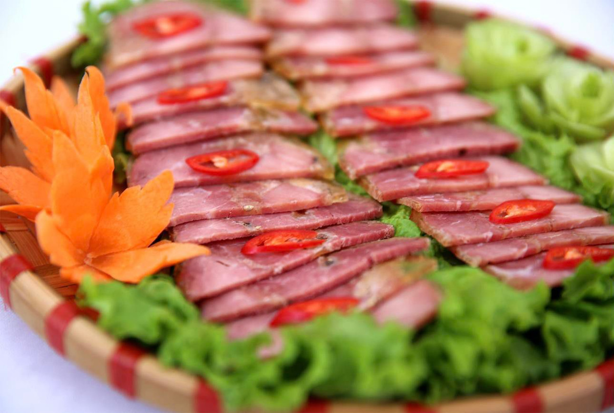 Ở Nghệ An, thịt bê còn gọi là thịt me theo tiếng địa phương. Tỉnh này có đặc sản giò me nổi tiếng, chế biến từ thịt me tươi, khi xắt thành từng lát mỏng sẽ có kết cấu, màu sắc đẹp mắt với phần thịt ửng hồng, bọc ngoài là lớp bì vàng như keo. Ngoài giò me, du khách đến Nghệ An có thể thưởng thức me thui chấm tương, me quay, dồi me, cháo me, lòng đắng xào... Ảnh: Báo Nghệ An.