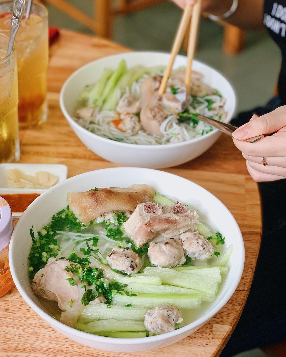 Nguyên liệu bạc hà ở trong Nam, thường có mặt trong món canh chua cá lóc, cá hú, cá diêu hồng..., được gọi là dọc mùng ở miền Bắc. Đến Hà Nội, du khách có thể thử qua món bún dọc mùng thanh mát, với bát bún khá đầy đặn, đầy đủ dọc mùng, sườn, giò, mọc, lưỡi... Ảnh: Mysteriousaigon.