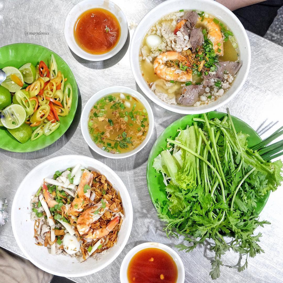 Cải cúc ở miền Bắc còn được gọi là tần ô ở miền Nam. Cải cúc hay tần ô có thể chế biến đơn giản nhất là nấu những món canh ngon. Ngoài ra, nếu đến TP.HCM, du khách có thể thưởng thức hủ tiếu Nam Vang, thường được phục vụ rau tần ô tươi sống ăn kèm. Món ngon này có hai dạng hủ tiếu nước hoặc hủ tiếu khô, với nhiều thành phần như thịt bằm, thịt nạc, gan, cật, tôm, trứng cút... Ảnh: Maryderoux.