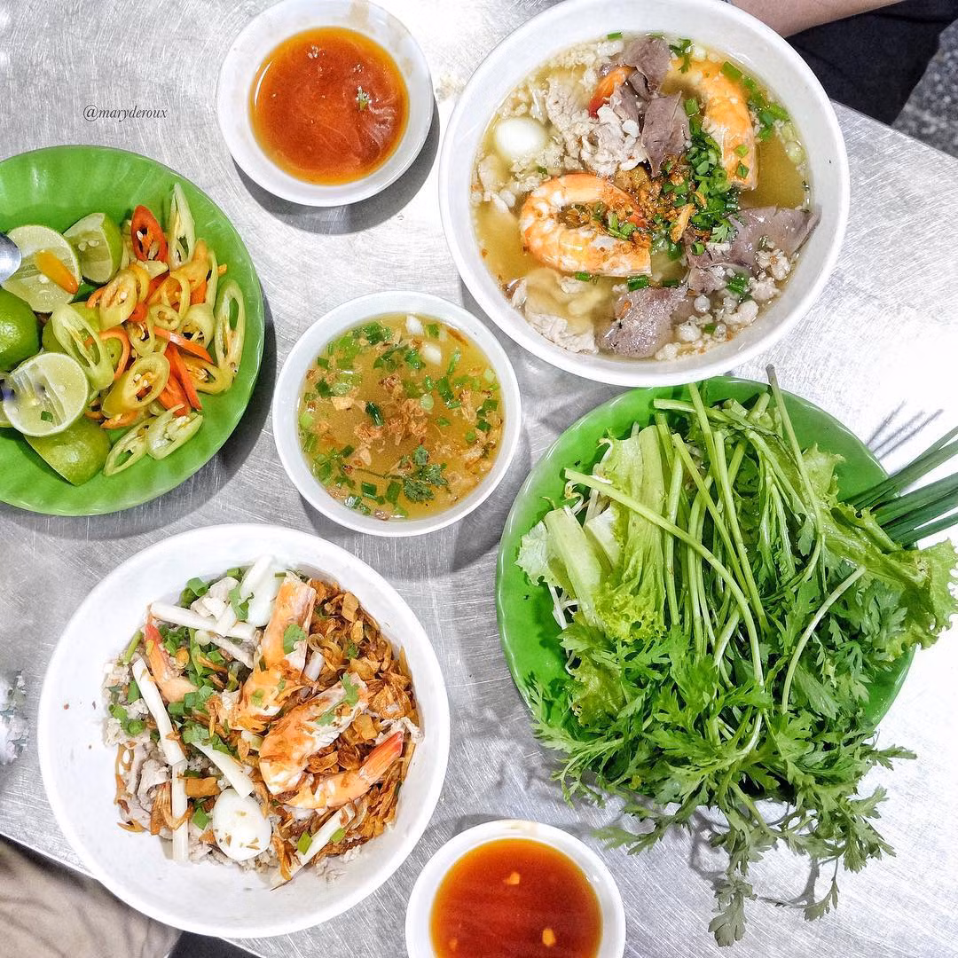 Cải cúc ở miền Bắc còn được gọi là tần ô ở miền Nam. Cải cúc hay tần ô có thể chế biến đơn giản nhất là nấu những món canh ngon. Ngoài ra, nếu đến TP.HCM, du khách có thể thưởng thức hủ tiếu Nam Vang, thường được phục vụ rau tần ô tươi sống ăn kèm. Món ngon này có hai dạng hủ tiếu nước hoặc hủ tiếu khô, với nhiều thành phần như thịt bằm, thịt nạc, gan, cật, tôm, trứng cút... Ảnh: Maryderoux.