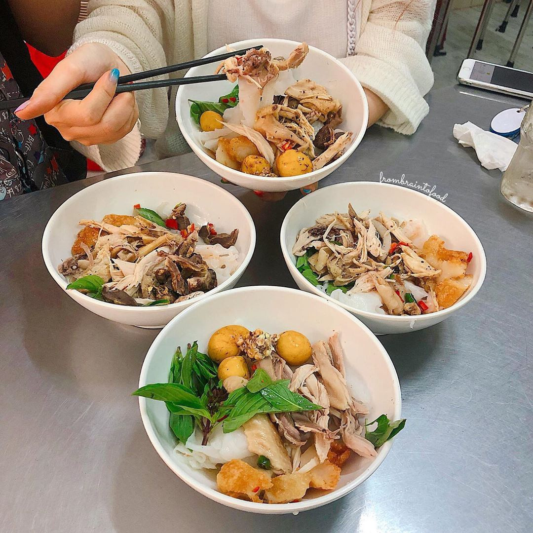 Bánh ướt lòng gà từng là một "đại diện" của Lâm Đồng vào top 100 món ăn ẩm thực, đặc sản tiêu biểu của Việt Nam giai đoạn 2011-2016 do Tổ chức Kỷ lục Việt Nam công bố sau 5 năm tìm kiếm, bình chọn. Bánh ướt ở đây đặc biệt bởi thực khách gọi món, bánh sẽ được tráng, bạn sẽ được thưởng thức hương vị nóng hổi, phù hợp với tiết trời se lạnh ở Đà Lạt. Ảnh: Frombraintofood.