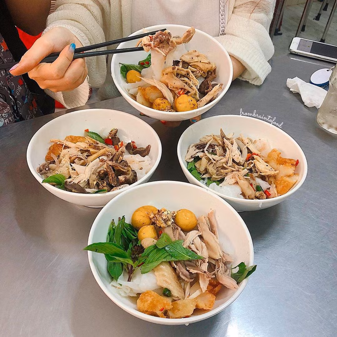 Bánh ướt lòng gà từng là một "đại diện" của Lâm Đồng vào top 100 món ăn ẩm thực, đặc sản tiêu biểu của Việt Nam giai đoạn 2011-2016 do Tổ chức Kỷ lục Việt Nam công bố sau 5 năm tìm kiếm, bình chọn. Bánh ướt ở đây đặc biệt bởi thực khách gọi món, bánh sẽ được tráng, bạn sẽ được thưởng thức hương vị nóng hổi, phù hợp với tiết trời se lạnh ở Đà Lạt. Ảnh: Frombraintofood.