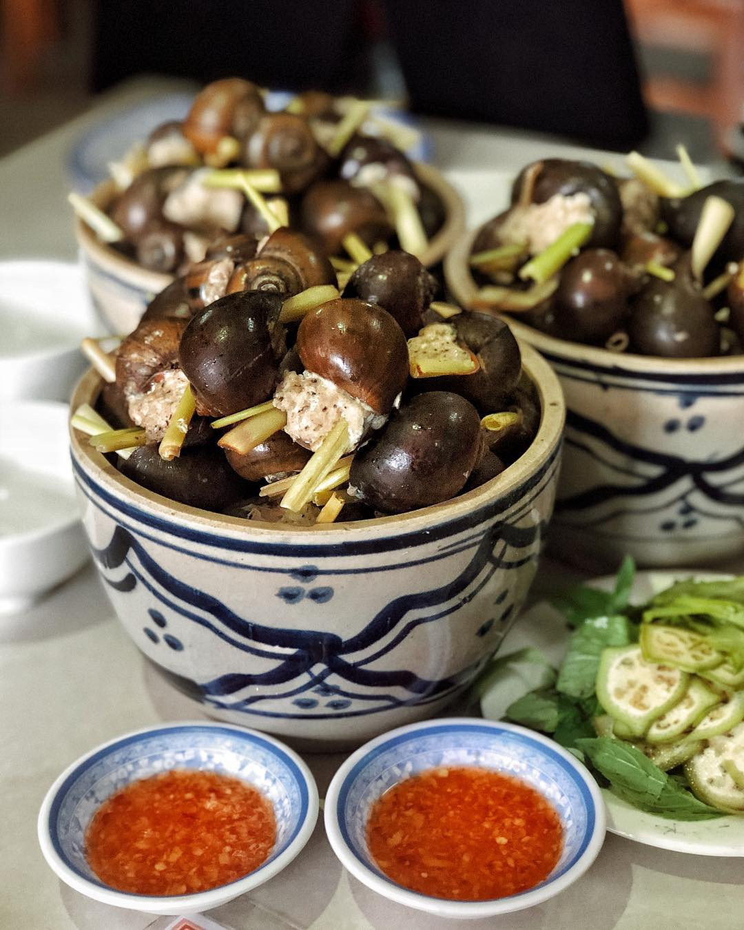 Ốc bươu nhồi thịt là một món ăn nóng hổi được yêu thích ở Đà Lạt. Món ốc này cần sự tỉ mỉ trong khâu nhồi thịt, vì ngoài phần thịt thì ở phía trong vẫn còn thịt ốc. Ngoài ra, nước chấm là yếu tố không thể thiếu của món ăn này. Ảnh: Hetagram.