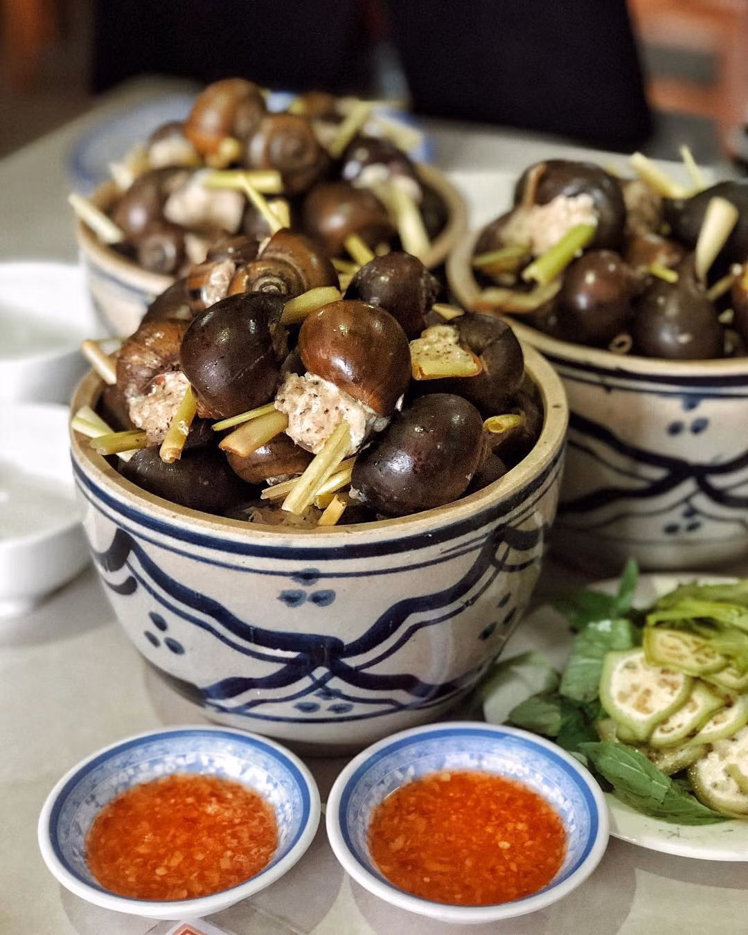 Ốc bươu nhồi thịt là một món ăn nóng hổi được yêu thích ở Đà Lạt. Món ốc này cần sự tỉ mỉ trong khâu nhồi thịt, vì ngoài phần thịt thì ở phía trong vẫn còn thịt ốc. Ngoài ra, nước chấm là yếu tố không thể thiếu của món ăn này. Ảnh: Hetagram.