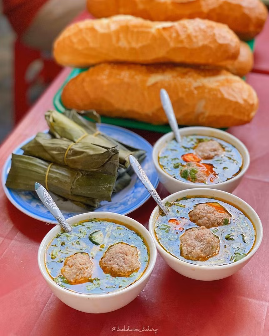 Bánh mì xíu mại là món ngon ấm nóng được nhiều thực khách lựa chọn cho bữa sáng ở Đà Lạt. Phần ăn thường gồm 2 viên xíu mại, da heo, chả lụa, nước lèo. Bánh mì nóng giòn chấm cùng nước lèo nóng hổi rất thích hợp với thời tiết se lạnh buổi sáng sớm. Ảnh: Duckducks_dietary.