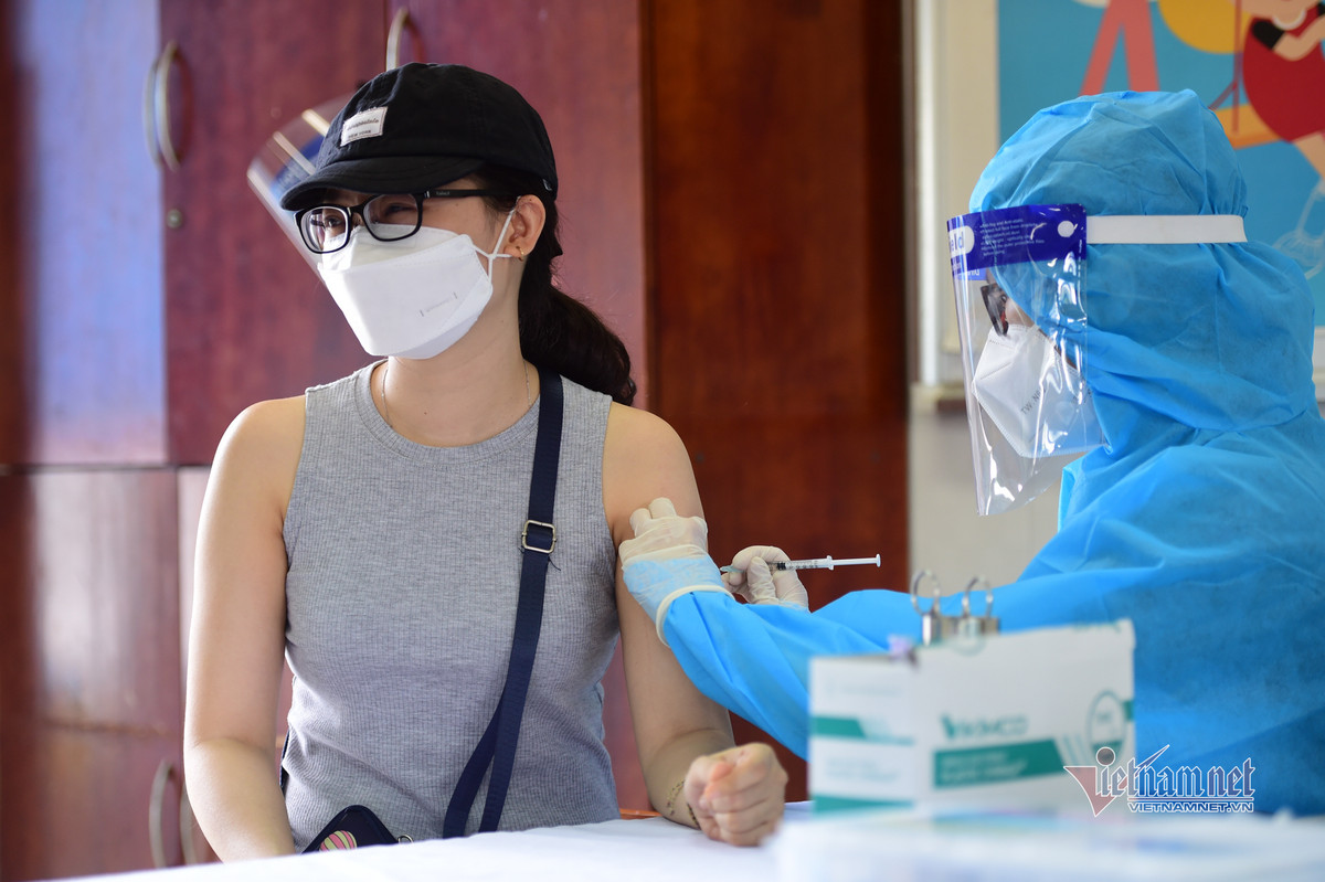 TP.HCM xin giam khoang cach tiem 2 mui AstraZeneca xuong 6 tuan