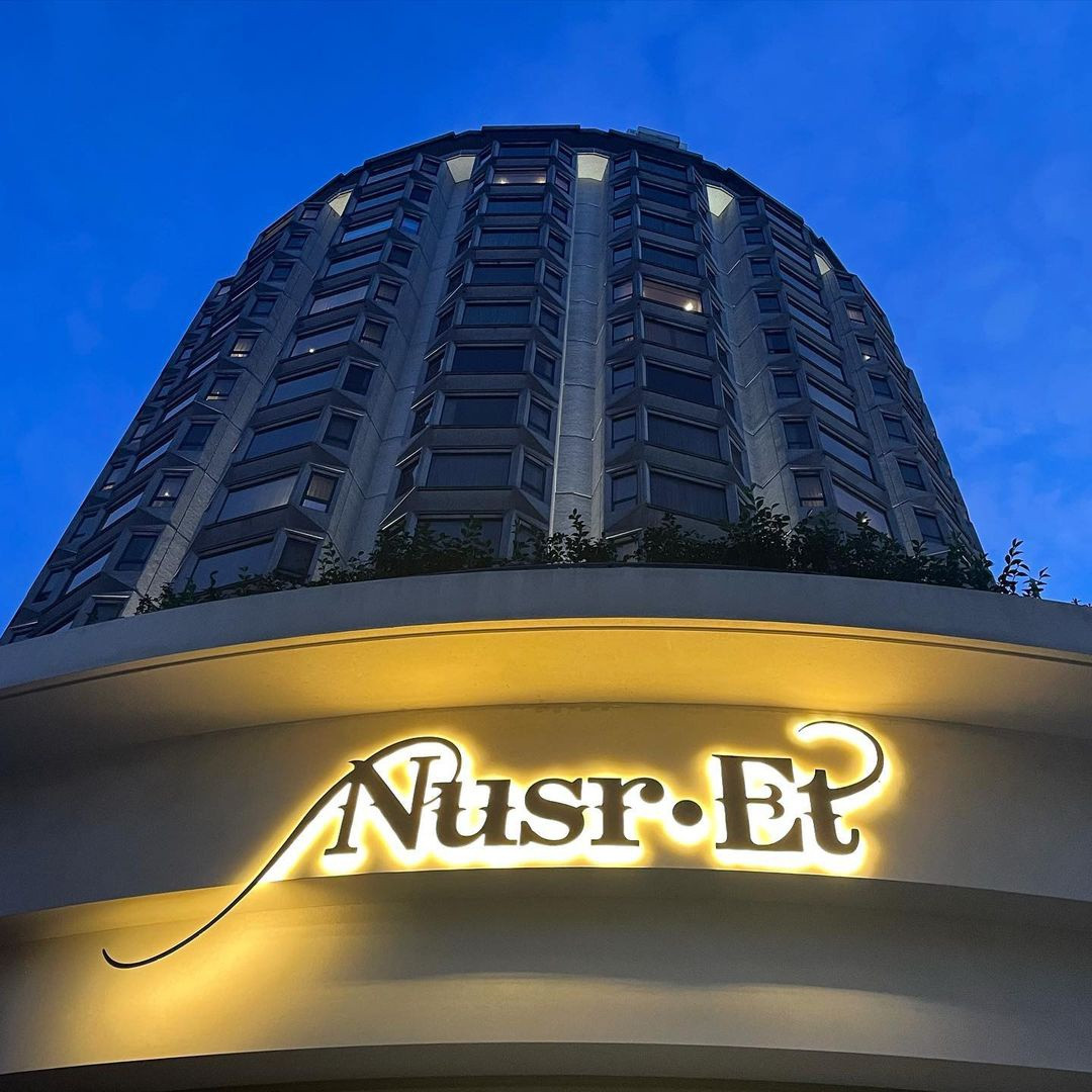 Sau 4 năm, Salt Bae đã sở hữu chuỗi 15 nhà hàng lớn tại nhiều quốc gia như Mỹ, UAE, Hy Lạp... Nusr-Et Steakhouse London là chi nhánh đầu tiên tại Vương quốc Anh. Ảnh: Nusr_et.