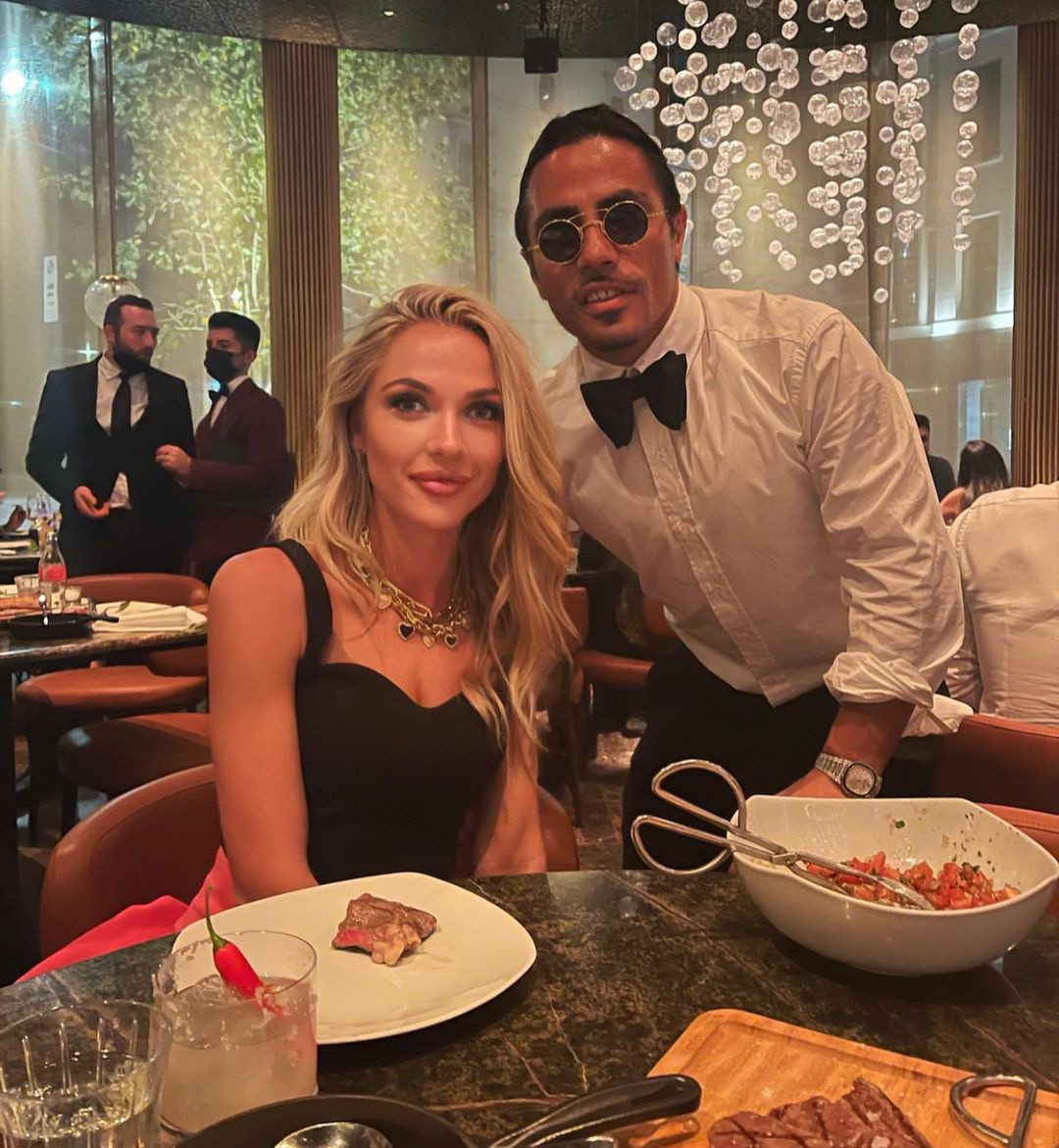 Tại Nusr-et Steakhouse, thực khách có thể dùng bữa với thực đơn các món ăn đặc trưng như sườn nướng Asado, spaghetti thịt Nusr-Et, bánh tartare, salad nhẹ, cocktail... Trên mạng xã hội, nhiều người check-in không gian nhà hàng và chia sẻ bức ảnh chụp cùng đầu bếp nổi tiếng. Ảnh: Irina_solovyy.