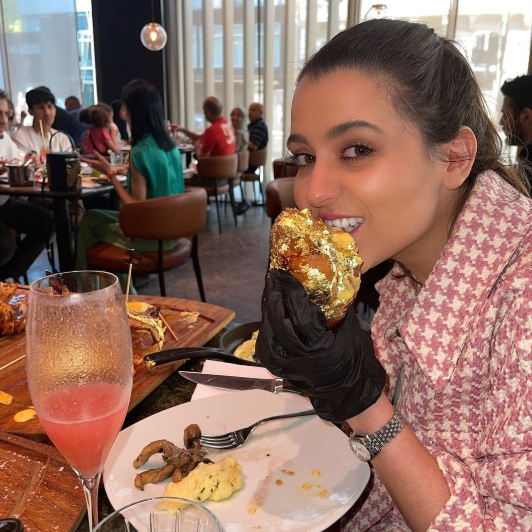 Bên cạnh không gian sang trọng trong nhà, chi nhánh ở London cũng bố trí khu vực phía sau cho phép thực khách thưởng thức bữa ăn ngoài trời yên tĩnh và riêng tư. Ảnh: Raphaellamusic.