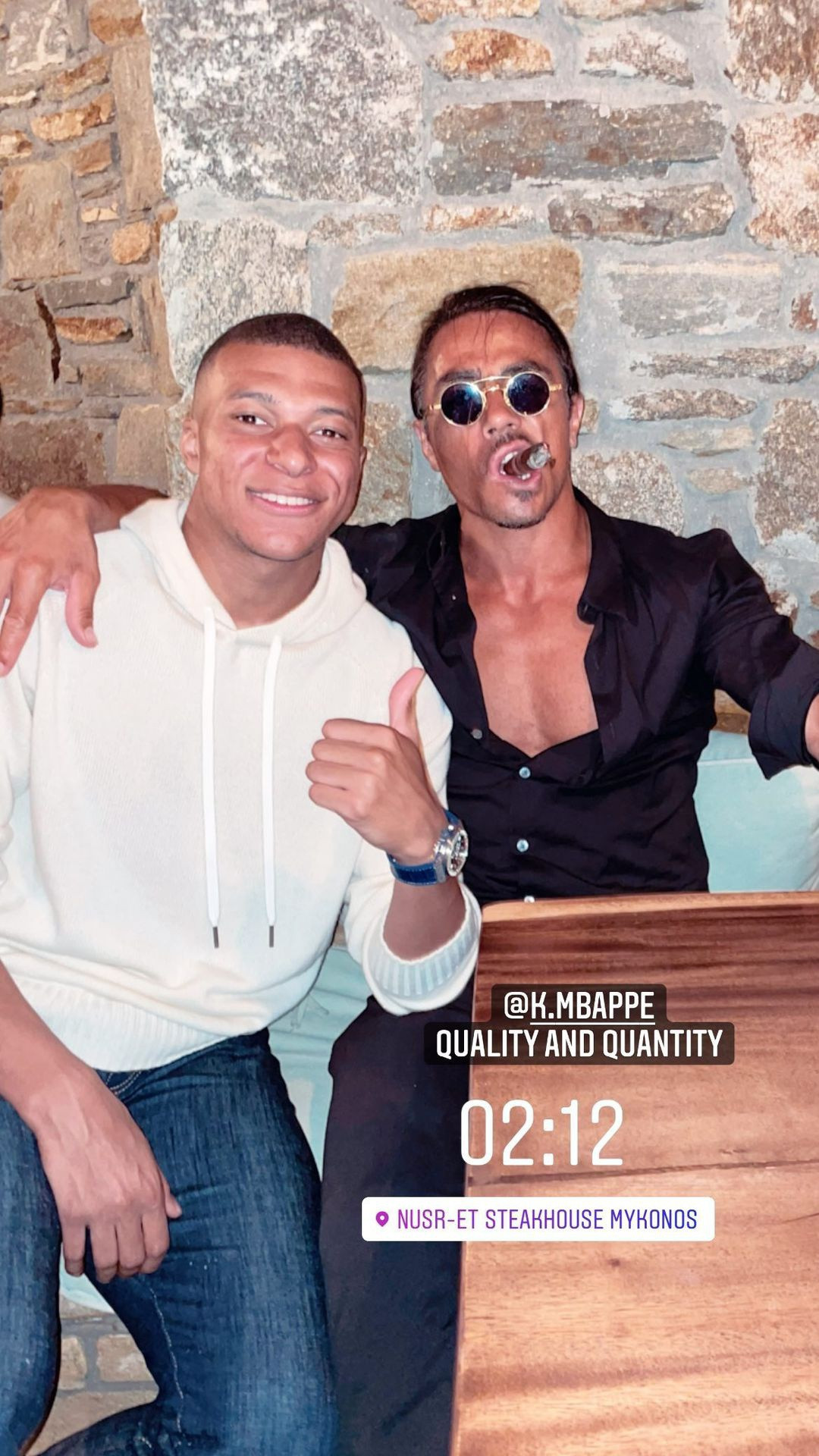 Nhà hàng của anh thường xuyên đón tiếp giới siêu giàu và người nổi tiếng, có thể kể đến David Beckham, Ronaldo, Messi, McGregor... Gần đây nhất, Mbappe chọn dùng bữa tại nhà hàng Nusr-Et trên đảo Mykonos (Hy Lạp) sau khi dừng bước tại vòng 1/8 Euro 2020. Ảnh: Nusr_et.