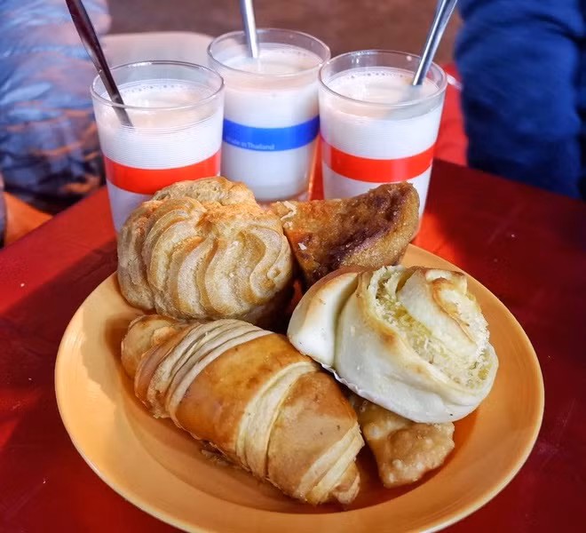 br/> Với nhiều du khách, sữa đậu nành ở Đà Lạt cũng có cách thưởng thức đặc trưng, không giống nhiều nơi. Với tiết trời lành lạnh, thức uống này thường được uống nóng, không thêm đá, chỉ pha đường hoặc sữa bò đặc để tăng vị ngọt. Người ta còn phục vụ sữa cùng các loại bánh ngọt thơm ngon như bánh sừng bò, bánh su kem, bánh chuối, bánh tiêu... Du khách có thể xé nhỏ bánh, chấm sữa và nhâm nhi từng chút một. Ảnh: Chanlovefoods.